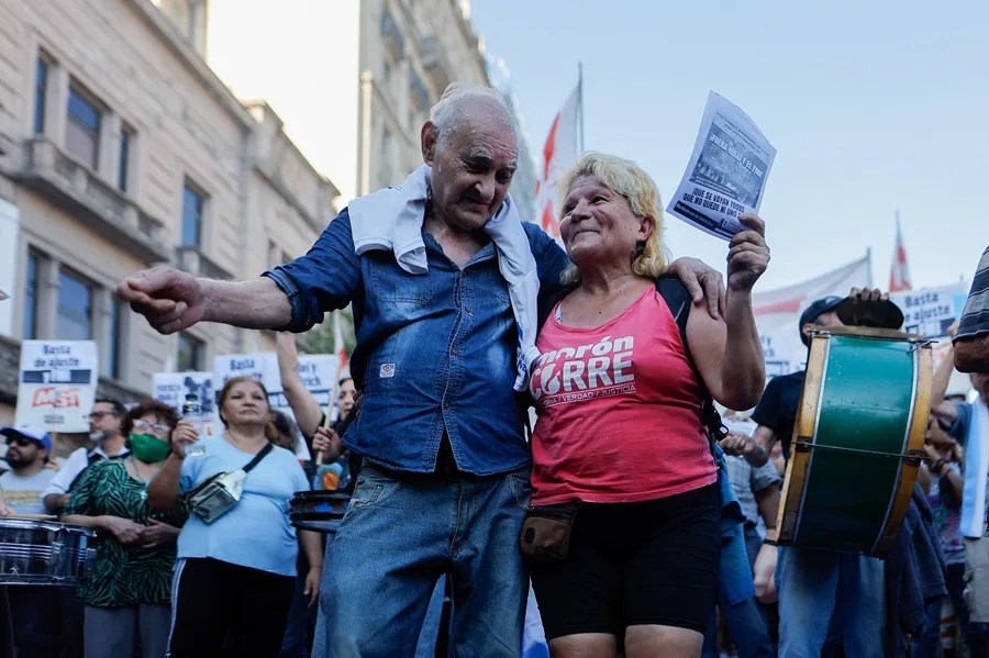 Personas participan en una manifestación frente al Congreso en Buenos Aires (Argentina). EFE/ Juan Ignacio Roncoroni