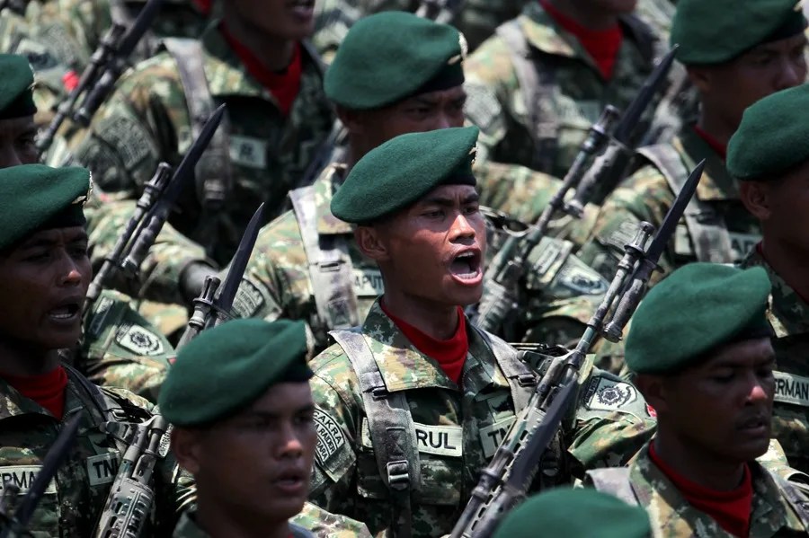 Fotografía de archivo de miembros del ejército indonesio participando en las celebraciones del 72 aniversario de su creación en Banda Aceh (Indonesia). EFE/Bagus Indahono