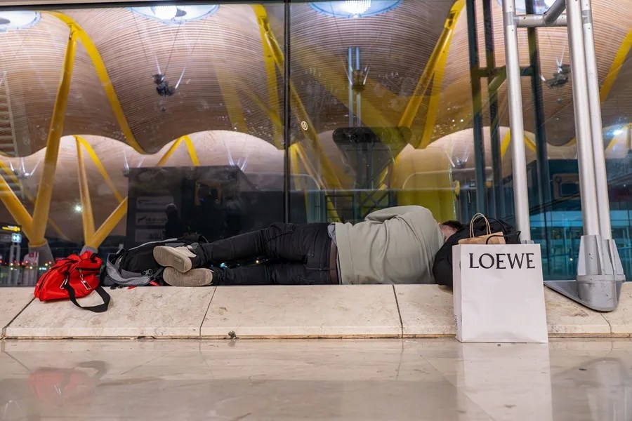 Muere un hombre sinhogar que dormía en el aeropuerto de Barajas
