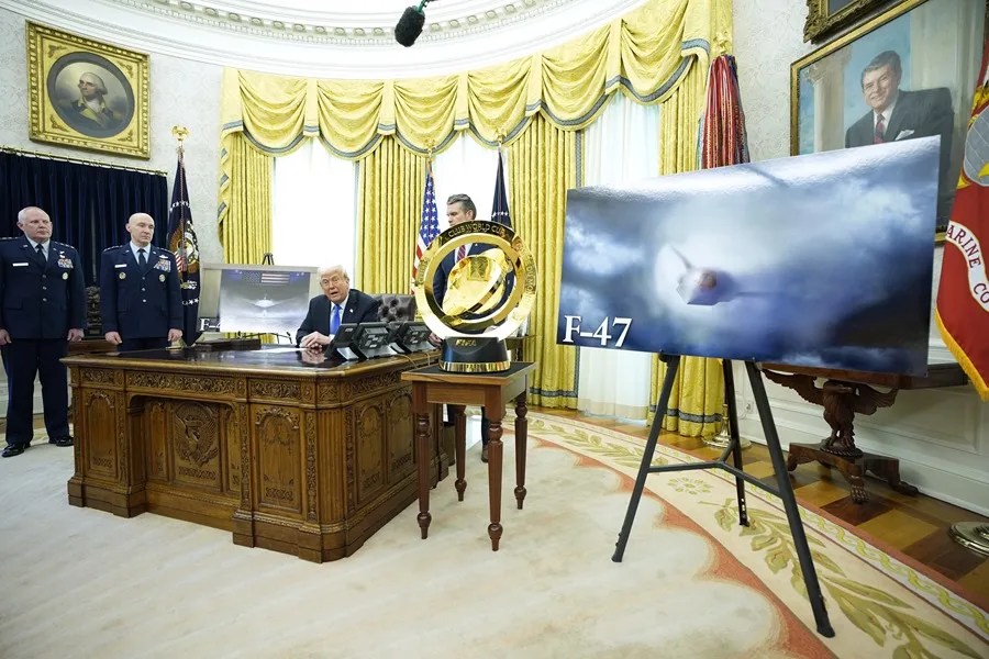 El presidente de Estados Unidos, Donald Trump, anuncia en la Casa Blanca que a Boeing se le otorga la producción del avión F-47, este 21 de marzo de 2025. EFE/Yuri Gripas/Pool