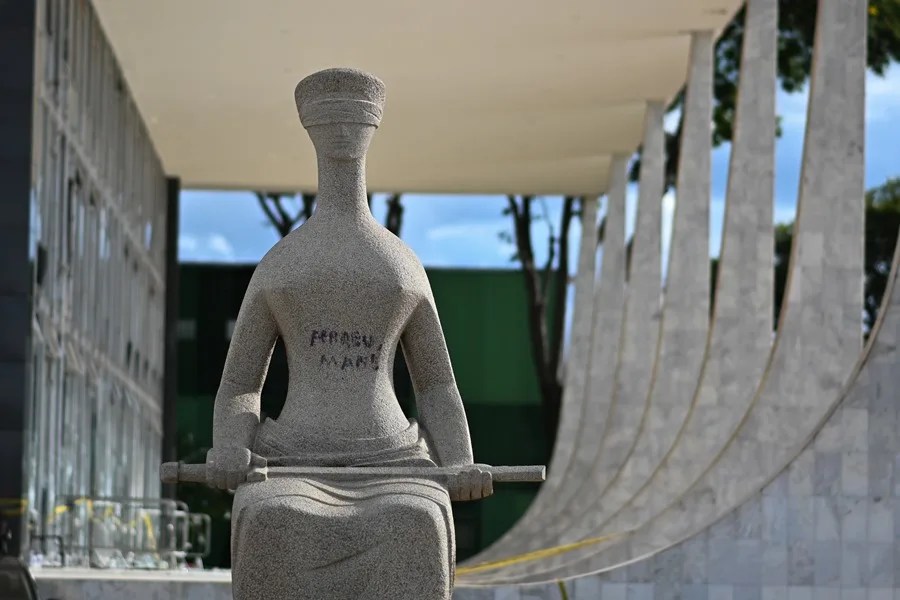 El caso de la bolsonarista que puede ir 14 años a prisión por una pintada causa polémica