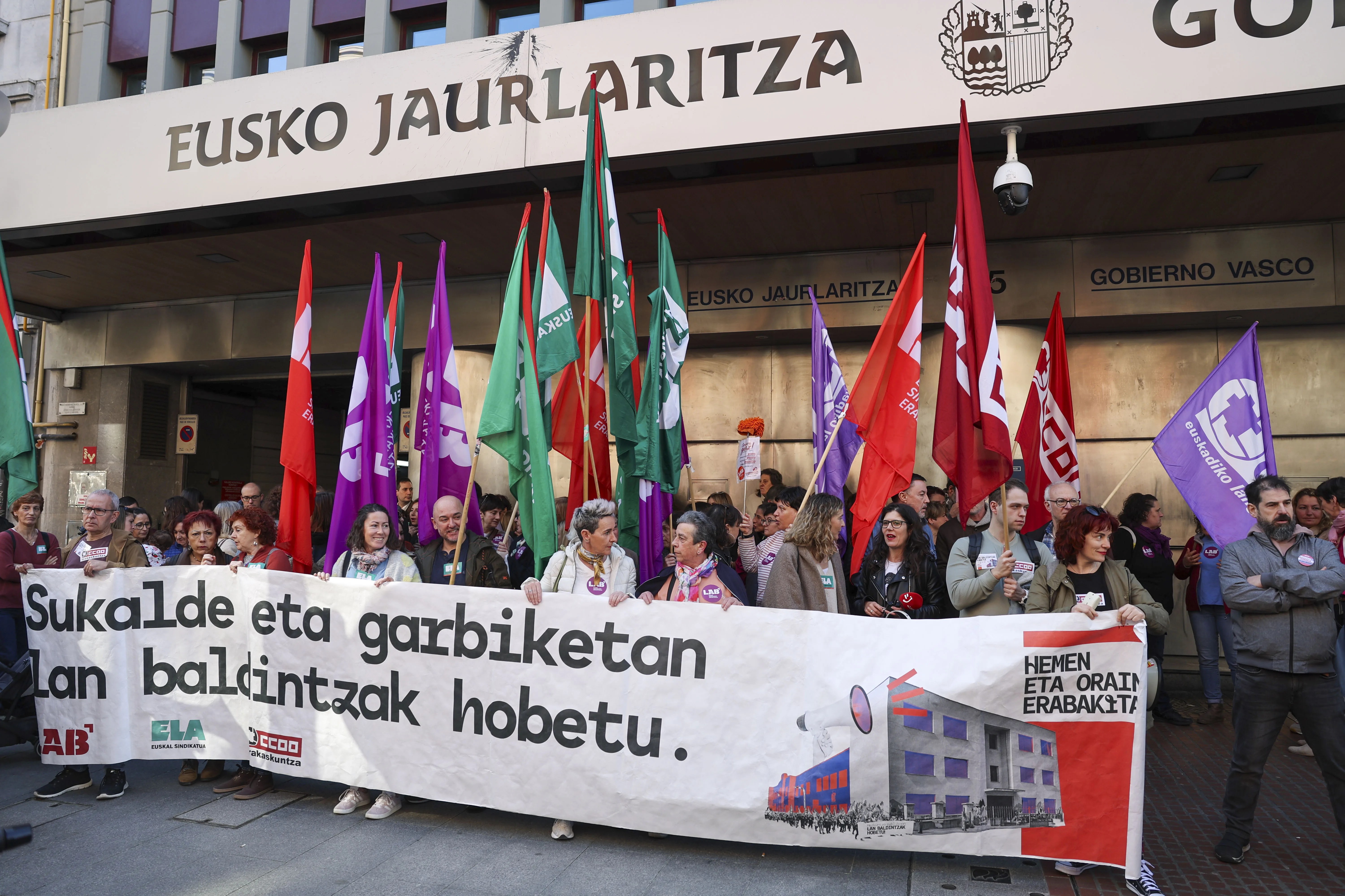 Concentración llevada a cabo en febrero por trabajadores de cocina y limpieza de los colegios públicos vascos. EFE/Luis Tejido