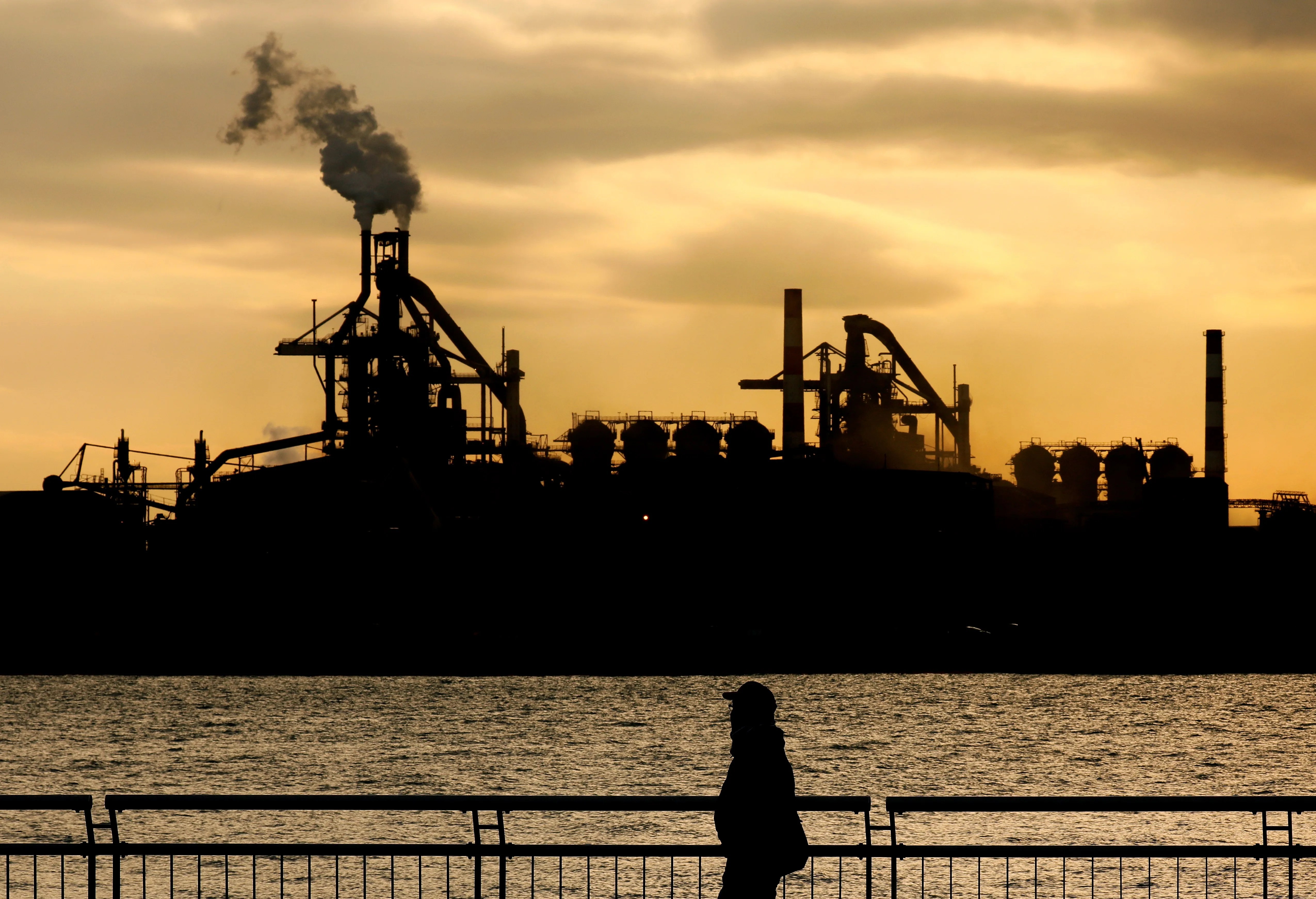 Una chimenea emite vapor limpio en una planta en Kawasaki (Japón)