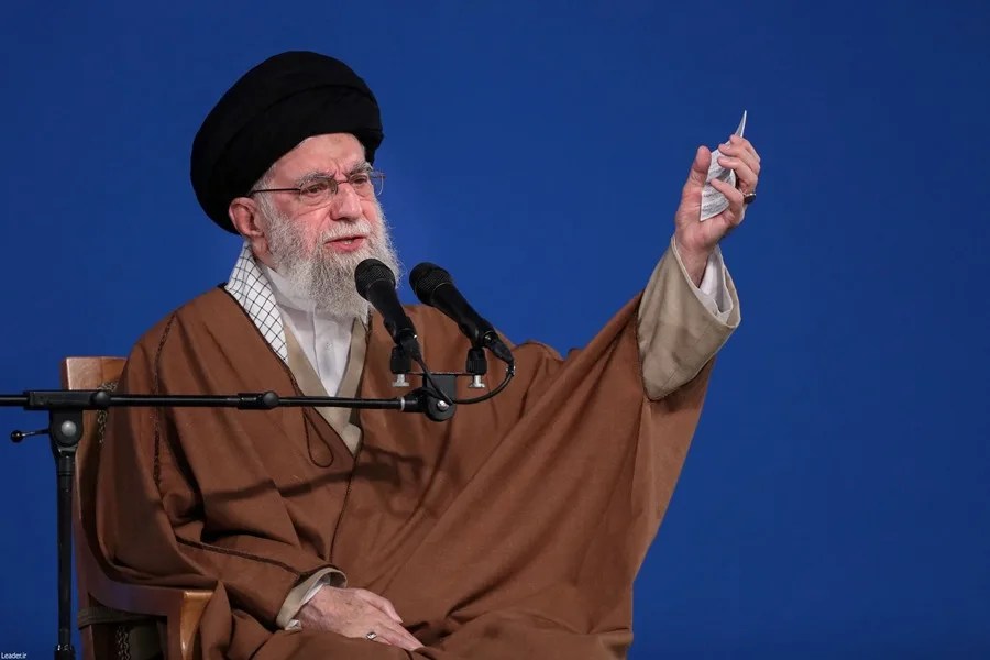 EE.UU. presiona a Irán para negociar su programa nuclear y evitar una acción militar