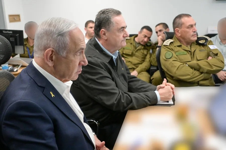 Fotografía de archivo del primer ministro Benjamin Netanyahu con el ministro de Defensa, Yisrael Katz, y los jefes del establecimiento de defensa.-EFE/ Maayan Toaf/LMA