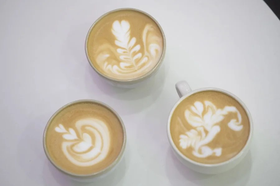 Las tazas se convierten en lienzos sobre los que los baristas plasman sus creaciones a través del 'latte art', el arte del café con leche
