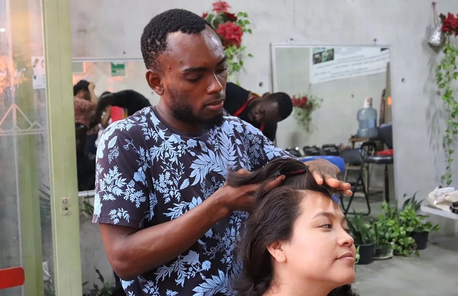 Migrantes trabajan en la informalidad en México tras dejar la meta de ir a EEUU por Trump