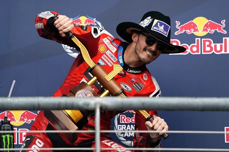 El italiano Francesco 'Pecco' Bagnaia (Ducati Desmosedici GP25) celebra tras ganar el Gran Premio de Las Américas de MotoGP en el circuito COTA, este 30 de marzo de 2025, en Austin, Texas (EE.UU.). EFE/Dustin Safranek