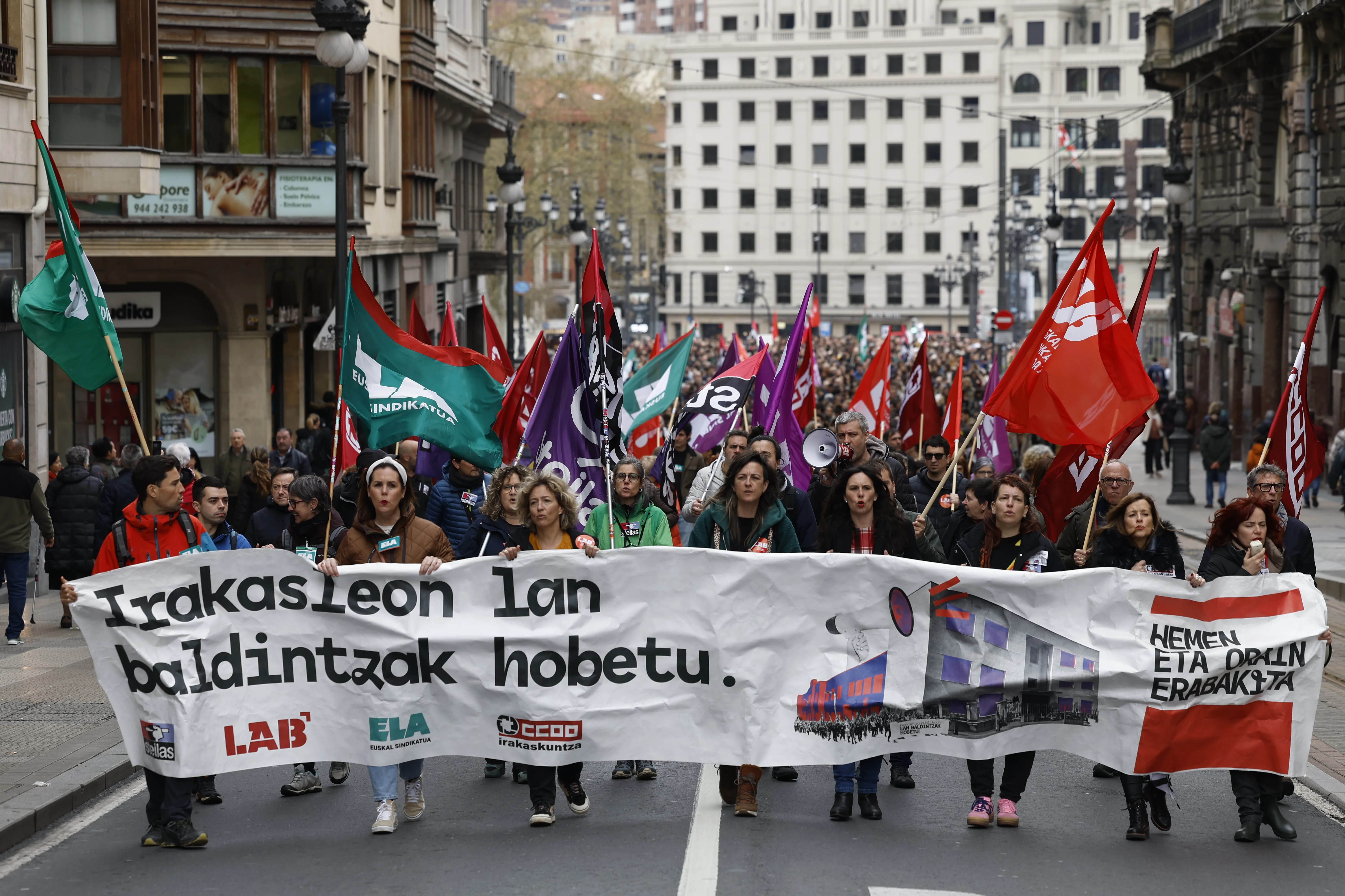 BILBAO, 26/03/2025.-Los sindicatos LAB, Steilas, ELA y CCOO han celebrado este miércoles una manifestación en Bilbao, así como en el resto de las capitales vascas, en una nueva jornada de huelga entre el profesorado de la educación pública vasca. EFE/ Miguel Toña