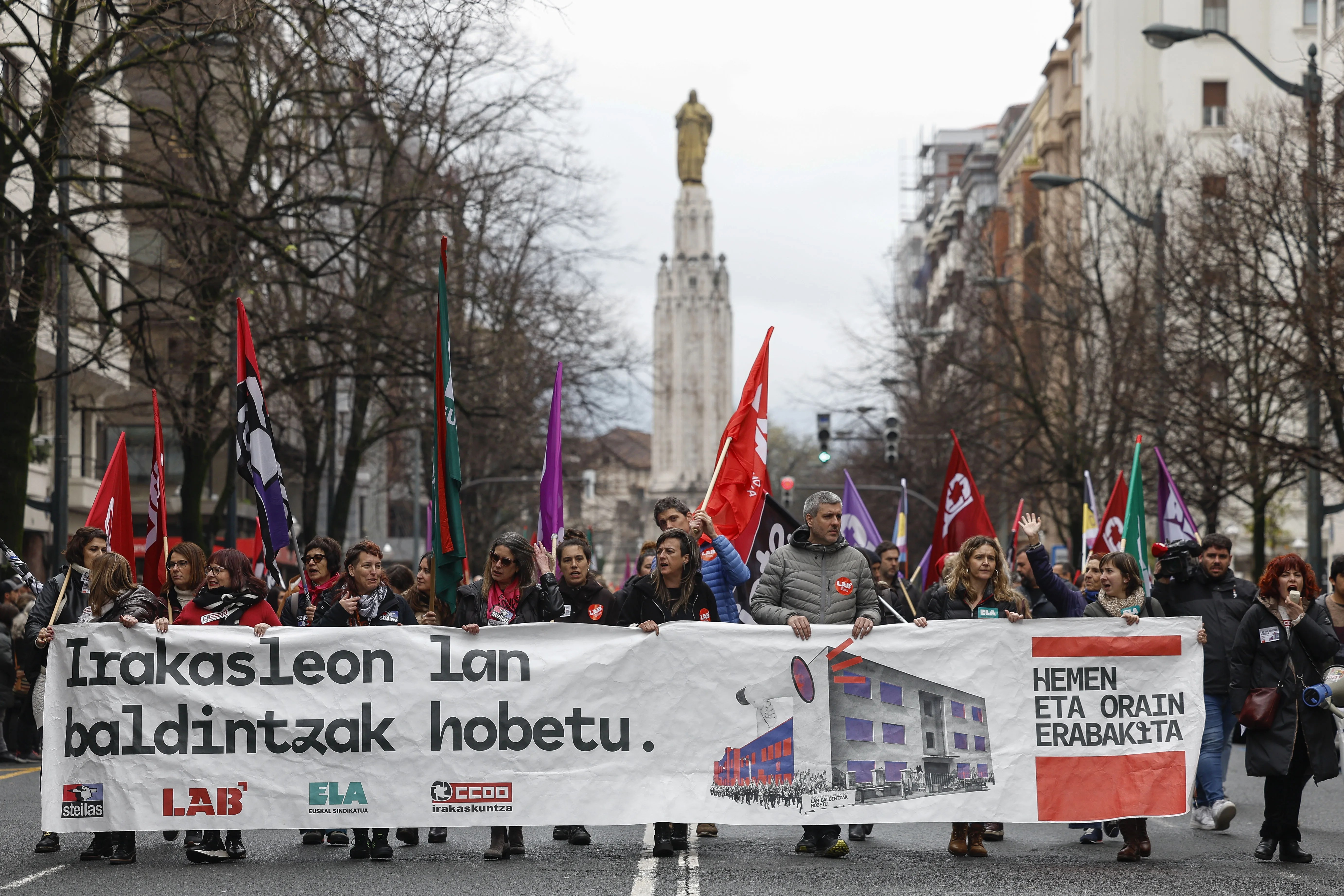 Los sindicatos LAB, Steilas, ELA y CCOO han celebrado este martes una manifestación en Bilbao dentro del marco de una nueva jornada de huelga entre el profesorado de la educación pública vasca para reclamar la mejora de sus condiciones laborales. EFE/ Miguel Toña