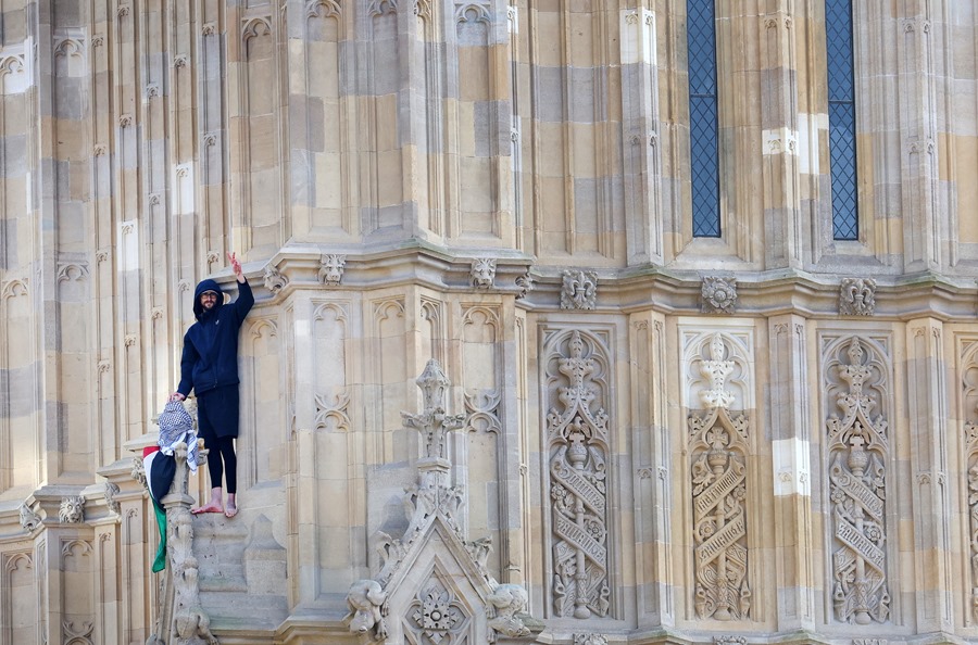 Los servicios de emergencia británicos han acordonado una zona que rodea el Big Ben en Londres después de que un hombre con una bandera palestina consiguiera escalar una parte de la torre Elizabeth que alberga el famoso reloj, que está en el palacio de Westminster, sede del Parlamento del Reino Unido.