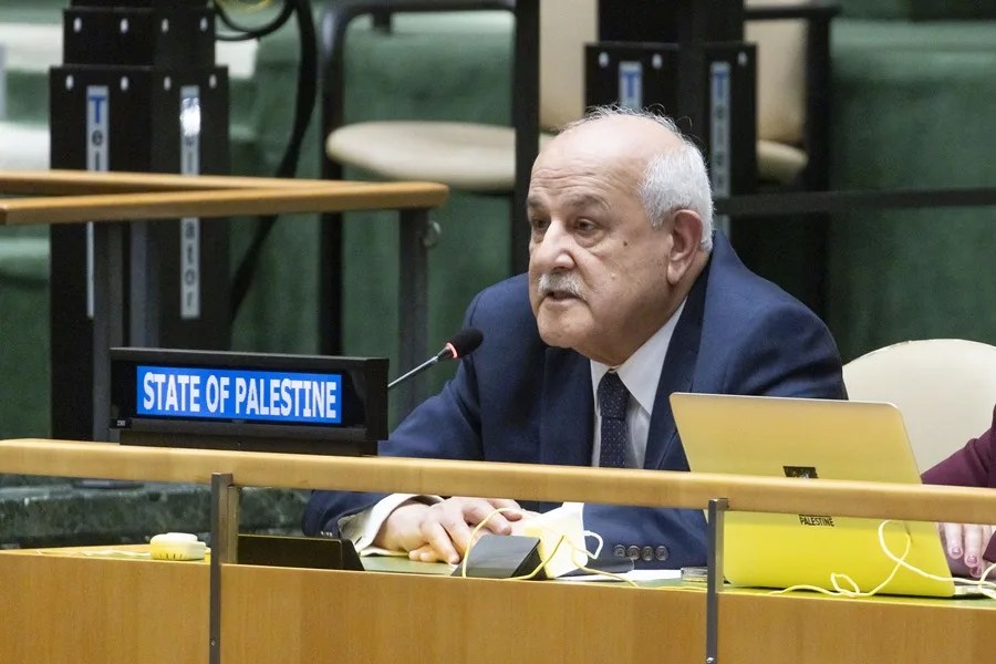 Fotografía de archivo embajador de Palestina ante la ONU, Riyad Mansour, quien pidió actuar ante los ataques sobre Gaza. EFE/Justin Lane