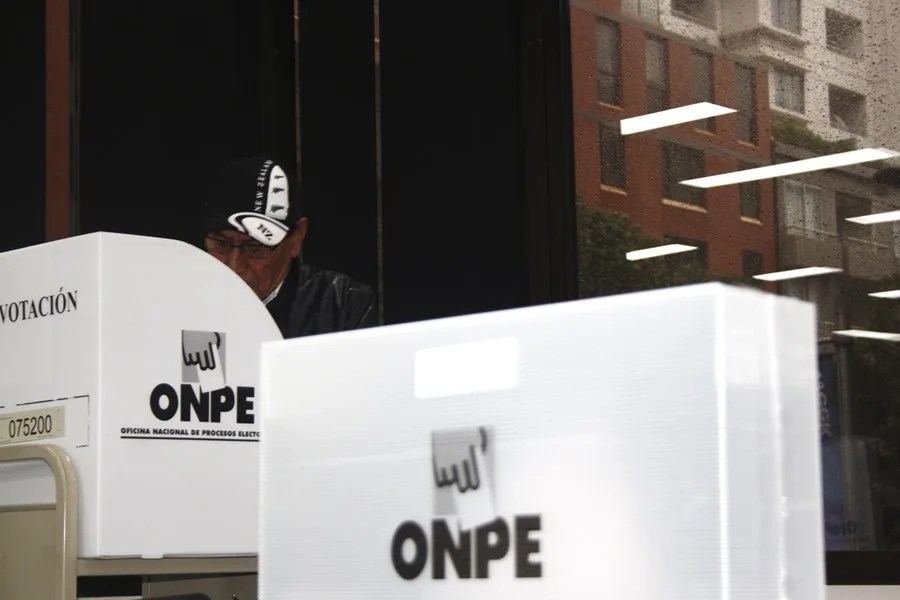 Vista de una persona que deposita su voto durante unas elecciones de Perú, en una fotografía de archivo. EFE/Rocío Otoya