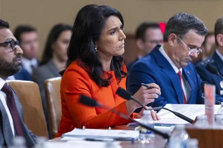 La directora de Inteligencia Nacional del Gobierno de Donald Trump, Tulsi Gabbard, participa en una audencia en la Cámara Baja de EE.UU. sobre el uso de la aplicación Signal, el 26 de marzo de 2025. EFE/Shawn Thew