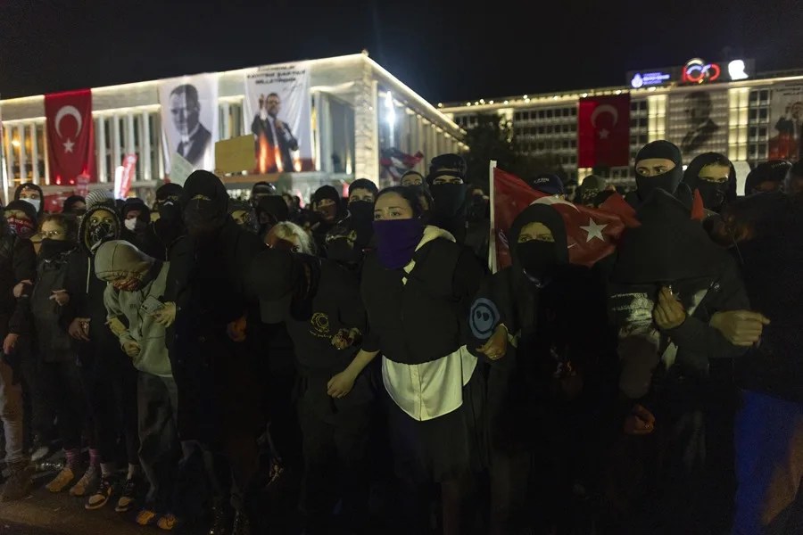 Manifestantes gritan consignas mientras intentan marchar hacia la plaza Taksim desde la sede del Ayuntamiento de Estambul durante una protesta contra la detención del alcalde de Estambul, Ekrem Imamoglu, en Estambul, Turquía. EFE/EPA/Tolga Bozoglu