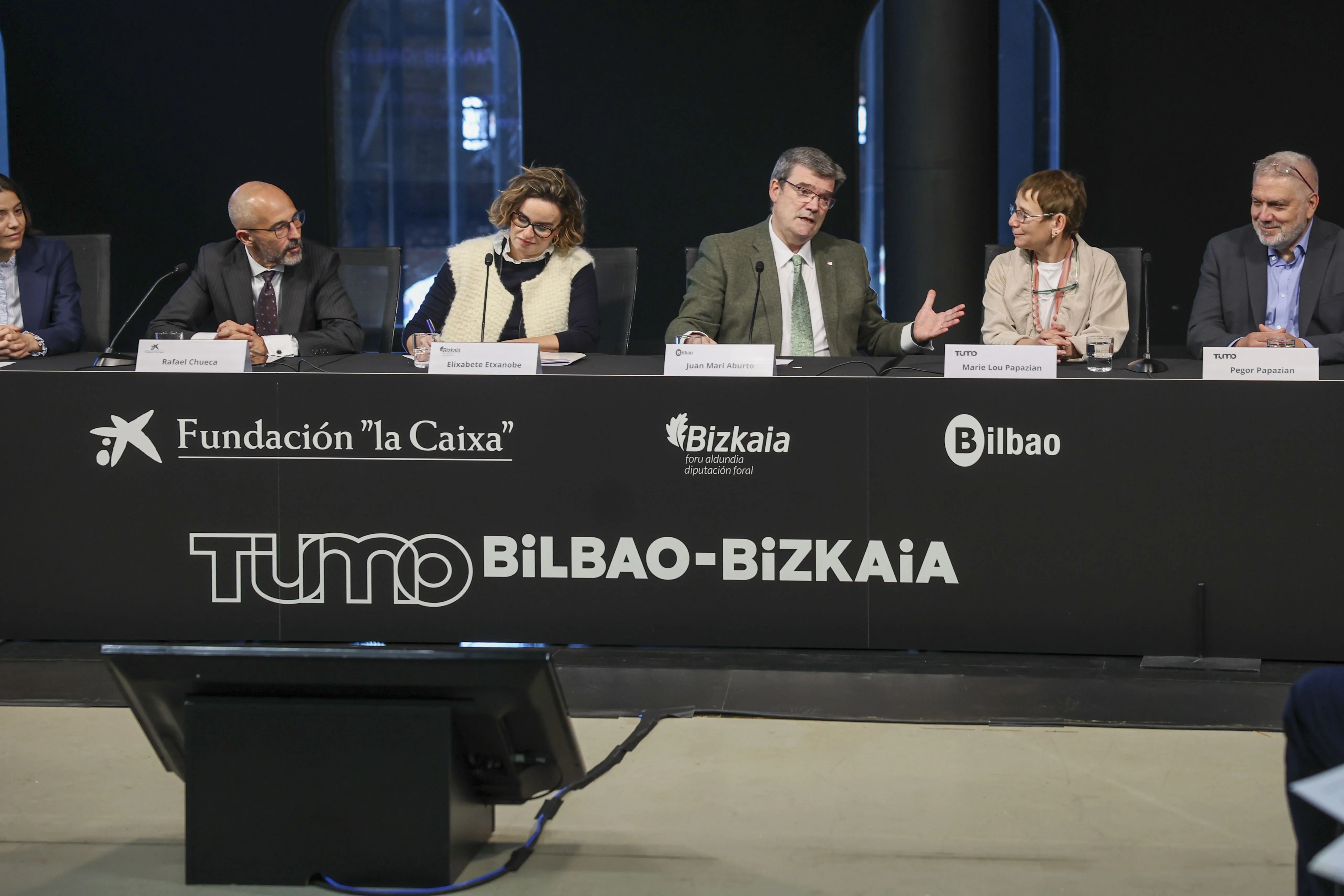 GRAFCAV5378. BILBAO, 28/03/2025.- Maria Espinet, Rafael Chueca de la Fundación ”la Caixa”, la diputada general de Bizkaia, Elixabete Etxanobe, el alcalde de Bilbao, Juan Mari Aburto, y los CEO del proyecto TUMO, Maríe Lou Papazian y Pego Papazian, (i a d) una plataforma novedosa de aprendizajes STEAM para adolescentes, este viernes en la presentación del proyecto que se ubicará en Azkuna Zentroa. EFE/Luis Tejido