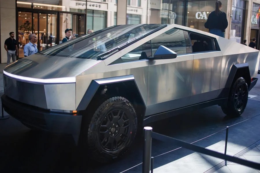Vista de un modelo de la Cybertruck de Tesla, en una fotografía de archivo. EFE/Clemens Bilan