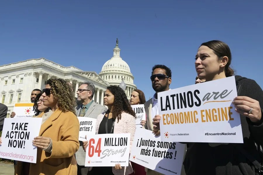 Activistas y afiliados de la Hispanic Federation (HF) sostienen carteles durante una rueda de prensa este martes, frente a la sede del Congreso estadounidense en Washington (Estados Unidos). EFE/ Lenin Nolly