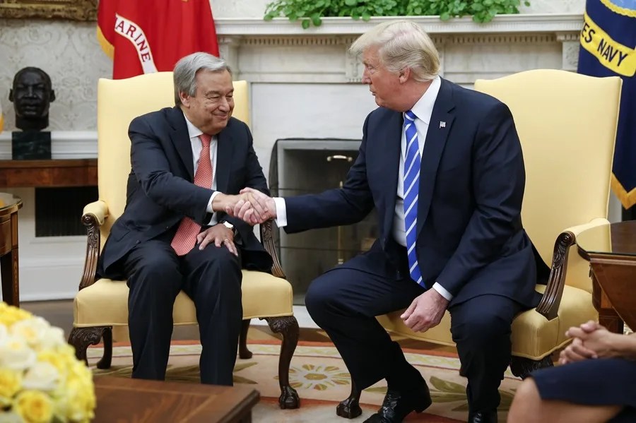 Fotografía de archivo del presidente de los Estados Unidos, Donald Trump (d), saludando al secretario general de la ONU, António Guterres, durante de una reunión la Casa Blanca, en Washington (Estados Unidos). EFE/ Shawn Thew