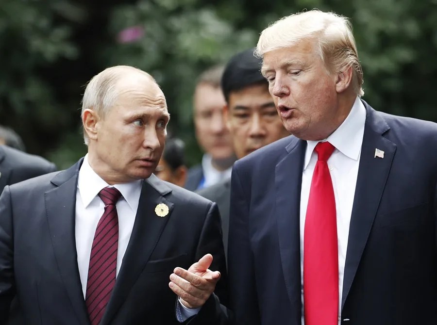 El presidente de Estados Unidos, Donald Trump (d), durante un encuentro con su homólogo de Rusia, Vladímir Putin, en una fotografía de archivo. EFE/Jorge Silva/Pool