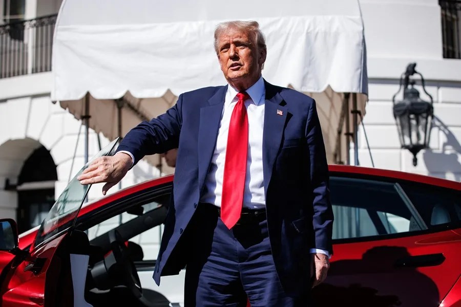 El presidente de Estados Unidos, Donald Trump, sale de un vehículo Tesla frente a la Casa Blanca, el 11 de marzo de 2025. EFE/Samuel Corum/Pool