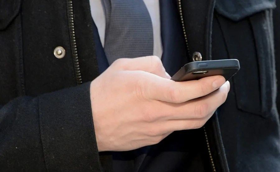 Un hombre revisa un teléfono móvil, em una fotografía de archivo. EFE/Justin Lane