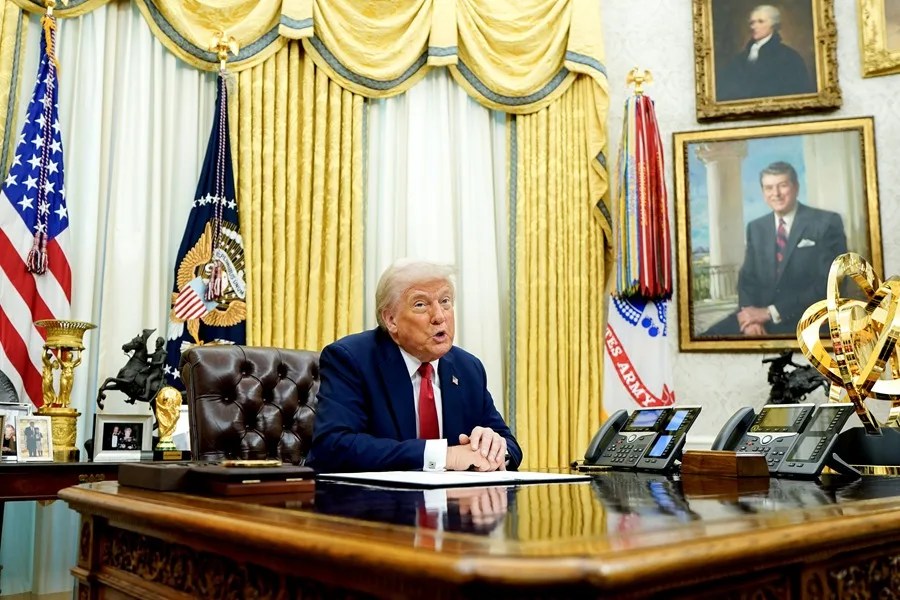 El presidente de Estados Unidos, Donald Trump, habla este 31 de marzo en el Despacho Oval de la Casa Blanca. EFE/Alexander Drago/Pool