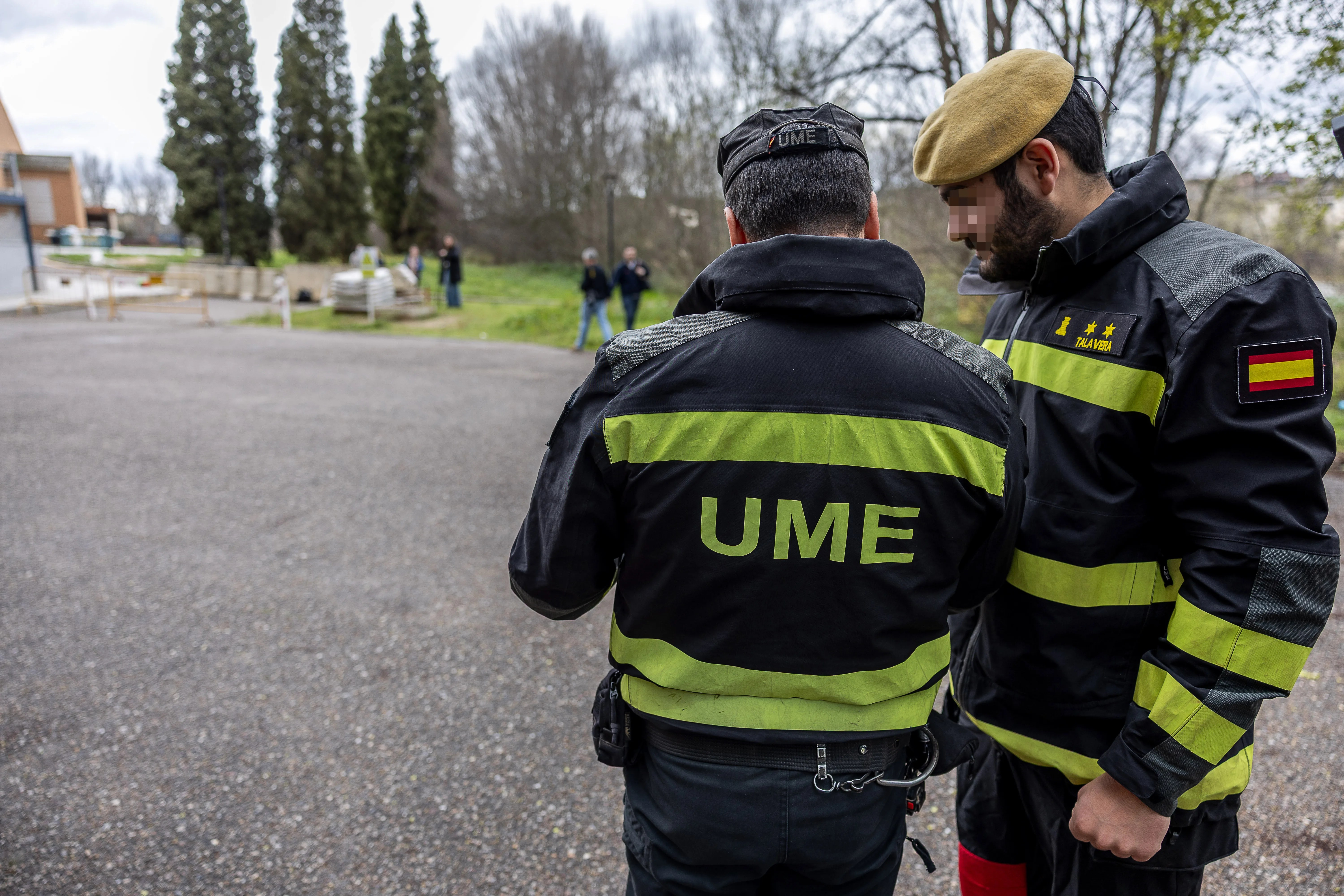 La UME levanta un dique en el Tajo junto al Hospital de Parapléjicos en Toledo