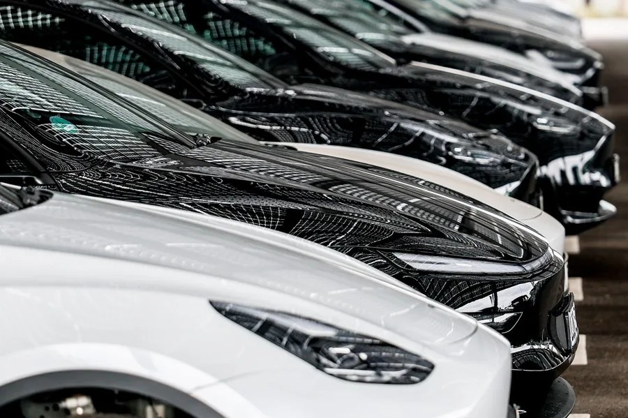 Al menos 80 vehículos de Tesla, vandalizados en un concesionario de la marca en Canadá