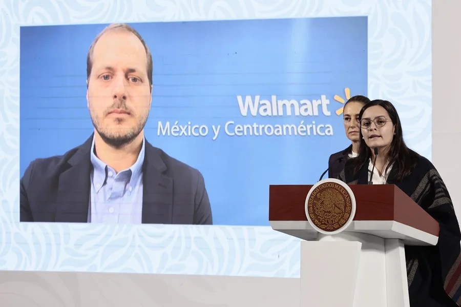 El director general de Walmart México y Centroamérica, Ignacio Caride, participa vía remota en la conferencia de prensa de la presidenta de México, Claudia Sheinbaum, este jueves, en Palacio Nacional de la Ciudad de México (México). EFE/ José Méndez