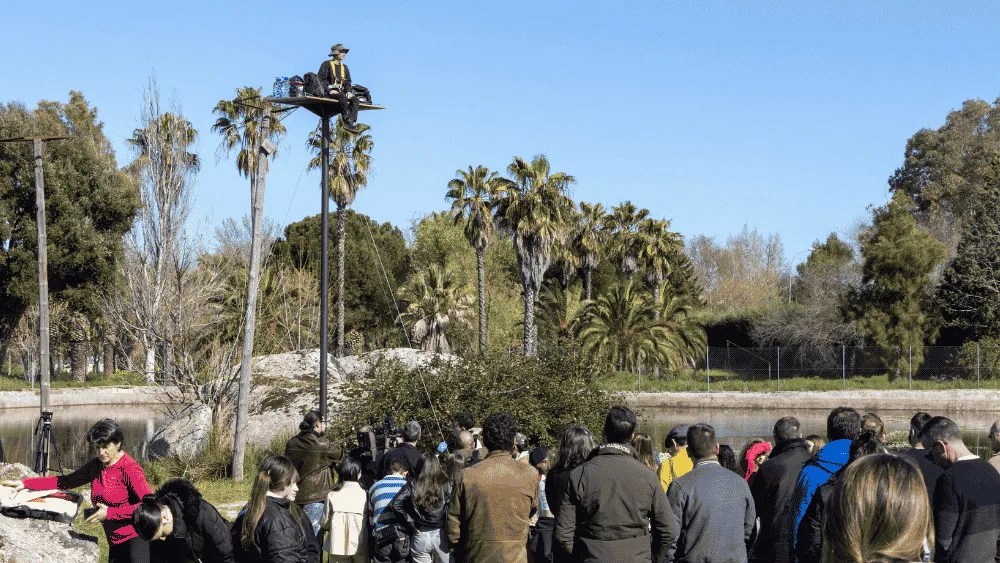 El artista francés Abraham Poincheval, un asiduo a las inmersiones extremas, permanece durante ocho días en una plataforma a seis metros de altura en un paraje de la localidad extremaña de Malpartida de Cáceres al objeto de “poner en valor la vida rural en contraposición con la urbana”