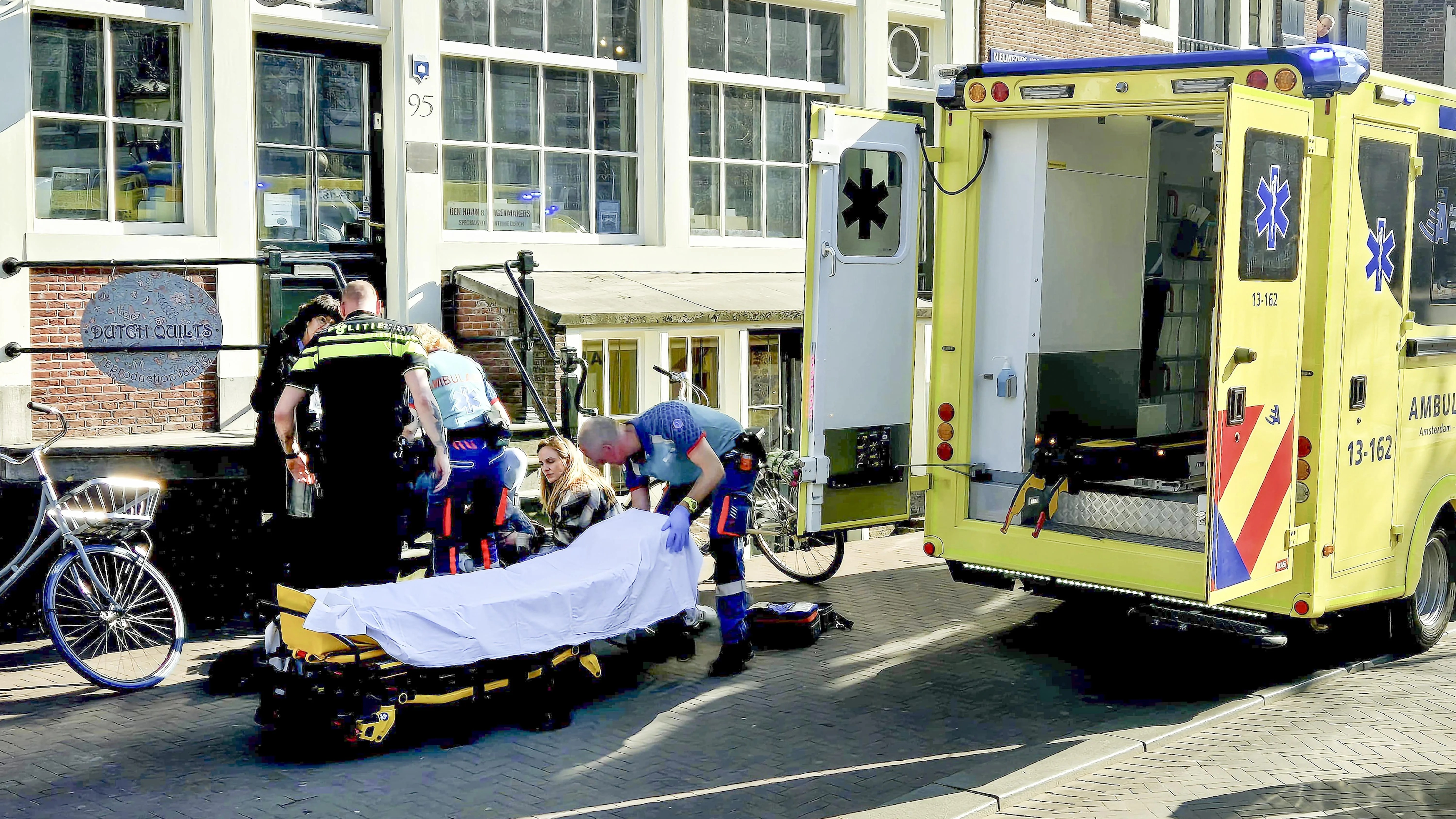 Los trabajadores de una ambulancia ayudan a una víctima de apuñalamiento cerca de la Plaza Dam en Ámsterdam, Países Bajos.