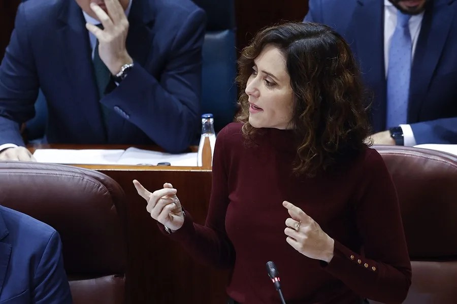 La presidenta de la comunidad de Madrid, Isabel Díaz Ayuso, interviene en el pleno de la Asamblea de Madrid