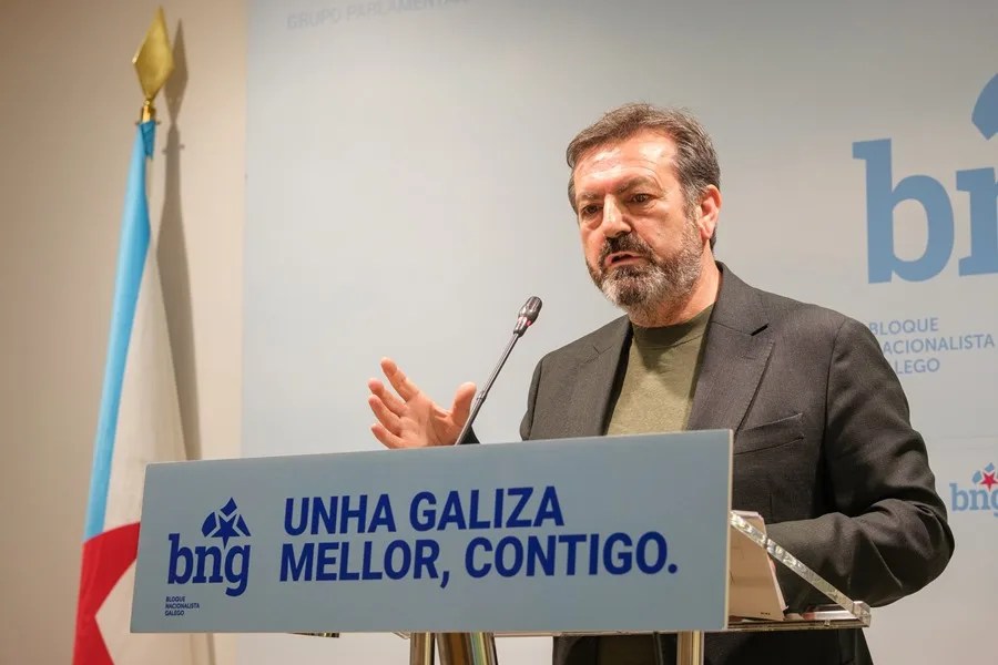 El viceportavoz del BNG en el Parlamento, Luis Bará, durante la rueda de prensa de hoy.