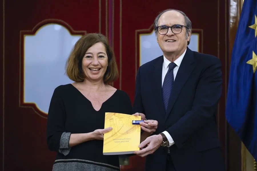 El Defensor del Pueblo, Ángel Gabilondo, entrega este martes a la presidenta del Congreso, Francina Armengol, el informe anual de la institución