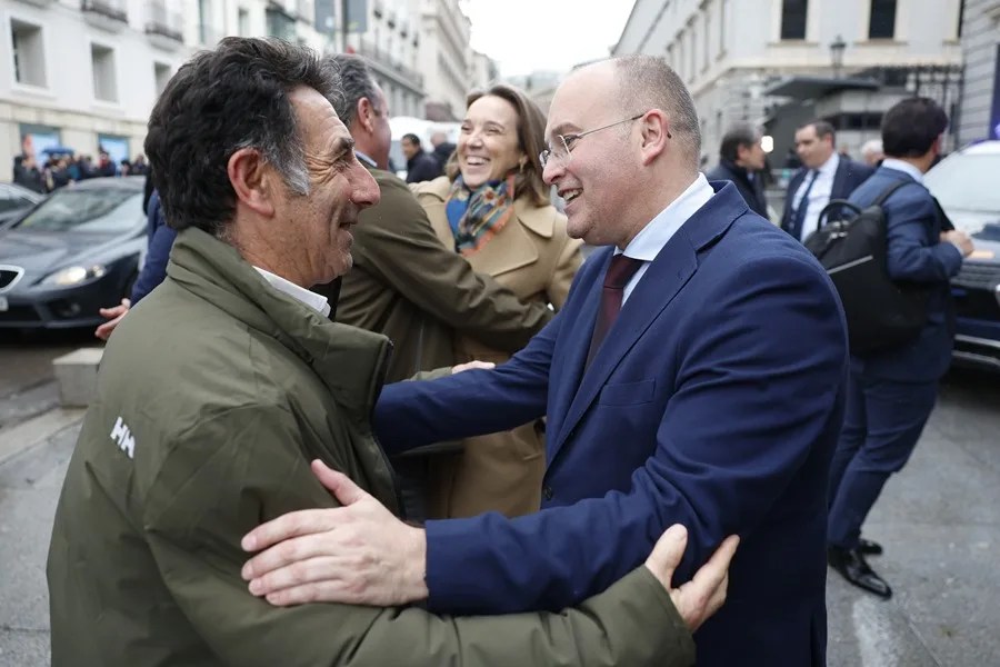 El portavoz del PP, Miguel Tellado (d) y la diputada Cuca Gamarra, felicitados por ganaderos tras el pleno del Congreso.