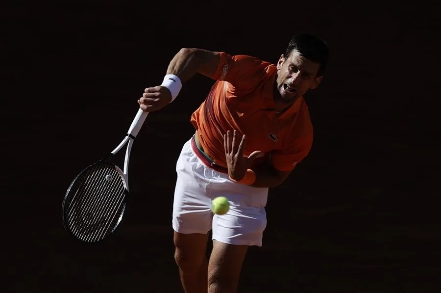 Novak Djokovic, durante el partido de semifinal masculina del Mutua Madrid Open contra Carlos Alcaraz, en 2022.