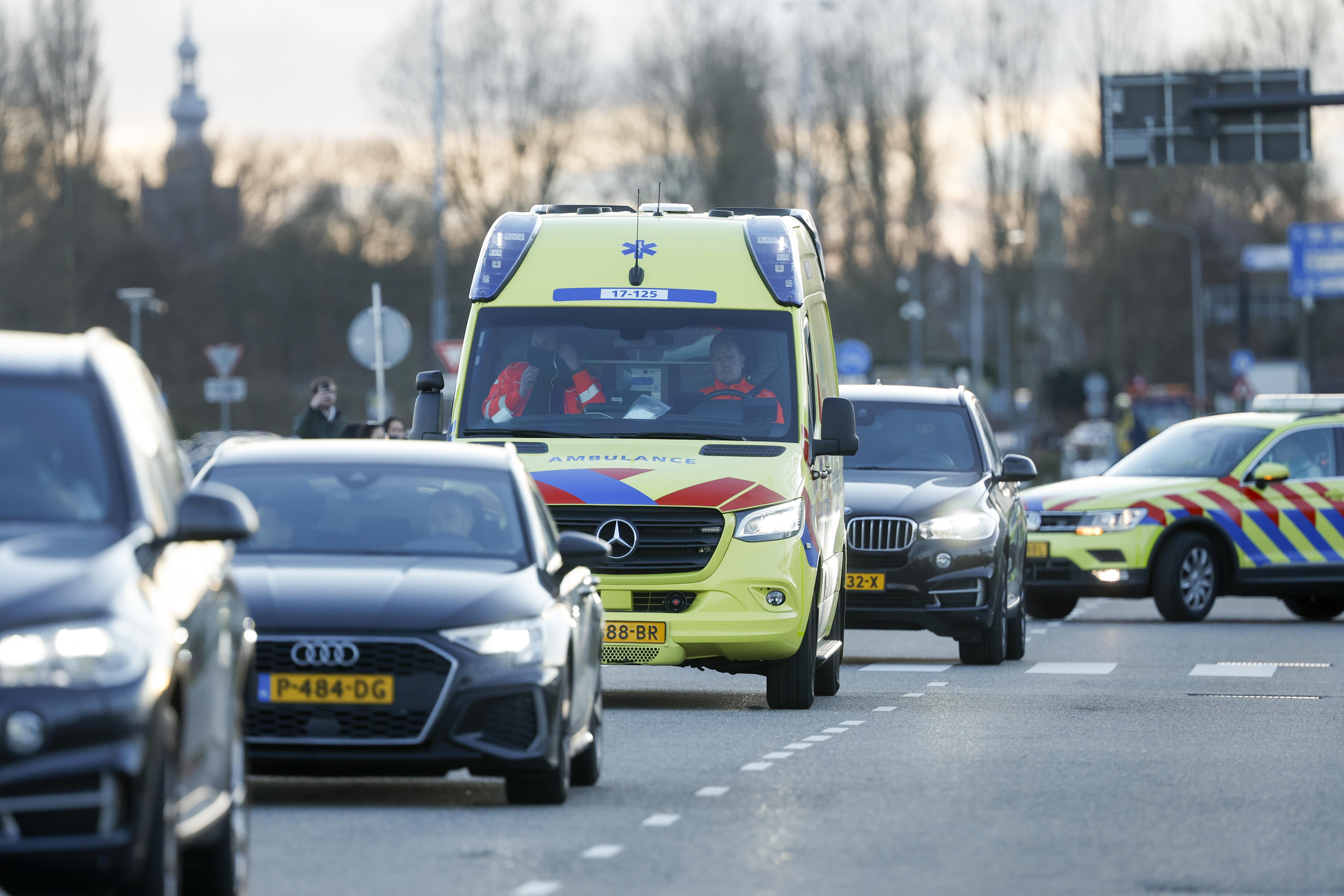 Una ambulancia sale del aeropuerto de Róterdam-La Haya con el expresidente filipino Rodrigo Duterte.