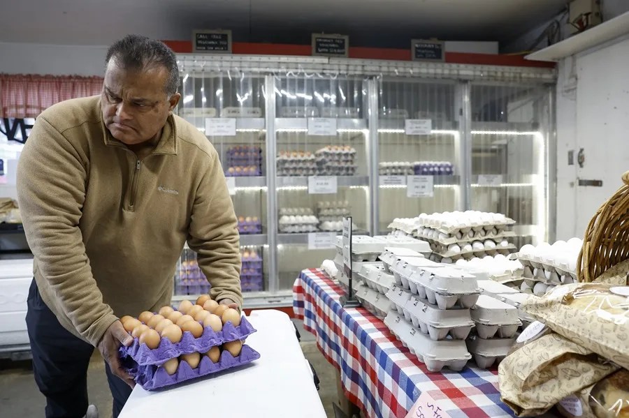 Vista de una persona que compra un cartón de huevos en una tienda de Estados Unidos, el 6 de marzo de 2025. EFE/Caroline Brehman