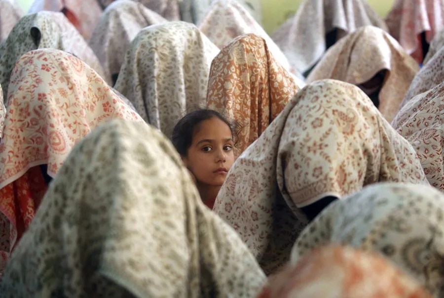 Una niña observa los preparativos de una boda masiva en Srinagar.