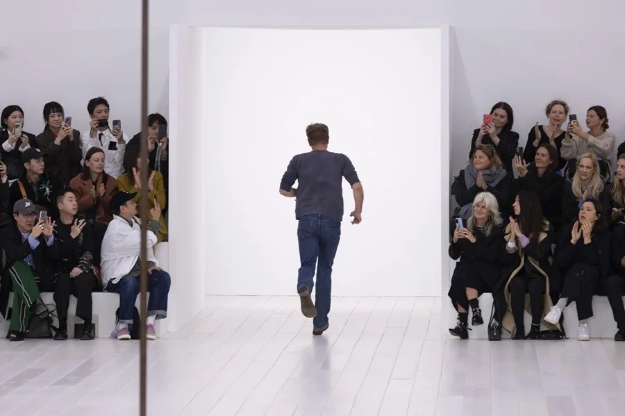 El diseñador británico Jonathan Anderson desfila al final de la presentación de su colección de primavera/verano 2025 para Loewe