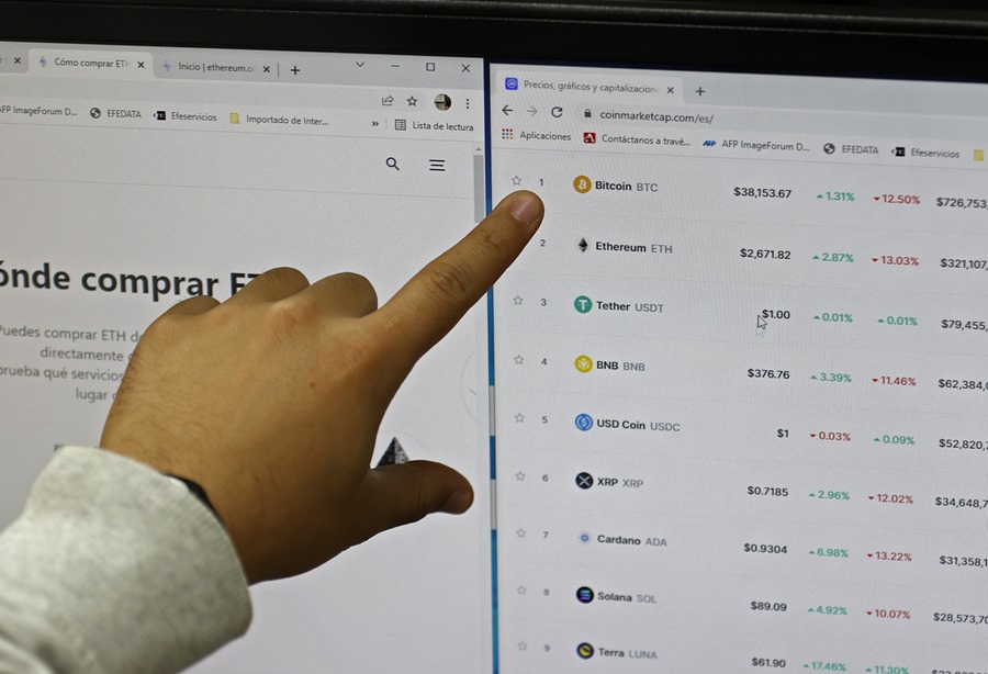 Un hombre mientras observa una web de intercambio de criptomonedas.