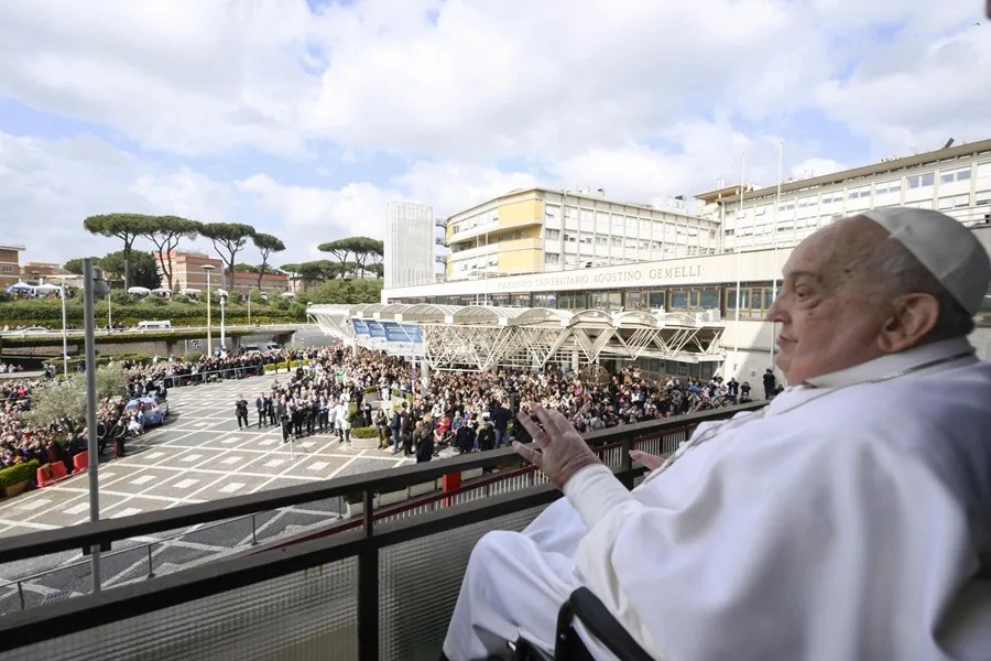 El papa Francisco saludando y bendiciendo a los fieles desde el balcón del hospital Gemelli
