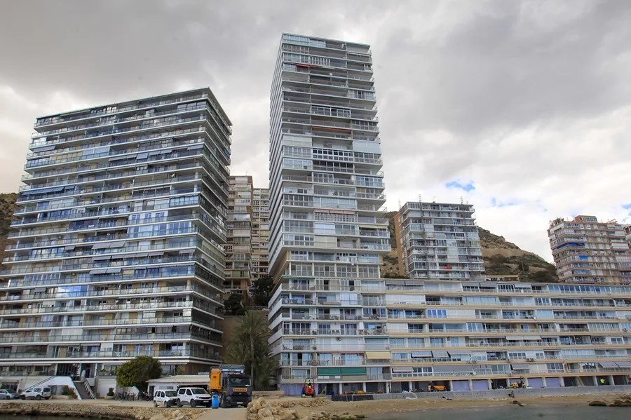 Vista general del edificio de la calle Sol Naciente de Alicante, en la zona de La Albufereta,