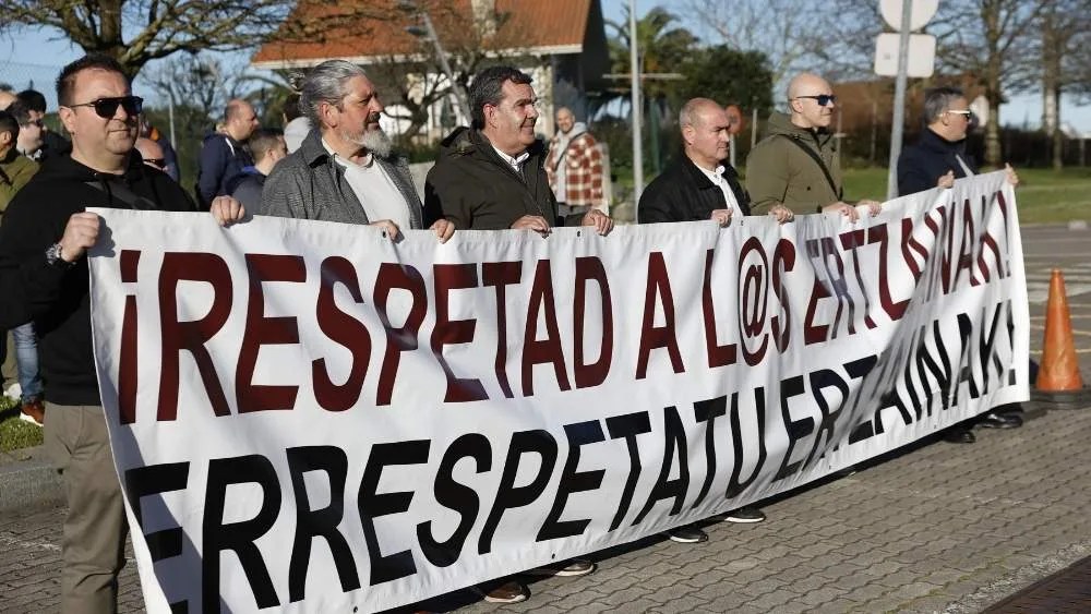El sindicato Euspel se ha concentrado este lunes frente a la comisaría de la Ertzaintza de Erandio (Bizkaia), donde se ha celebrado la reunión de la Mesa de la Ertzaintza, para protestar contra el preacuerdo entre el departamento de Seguridad y la mayoría sindical.