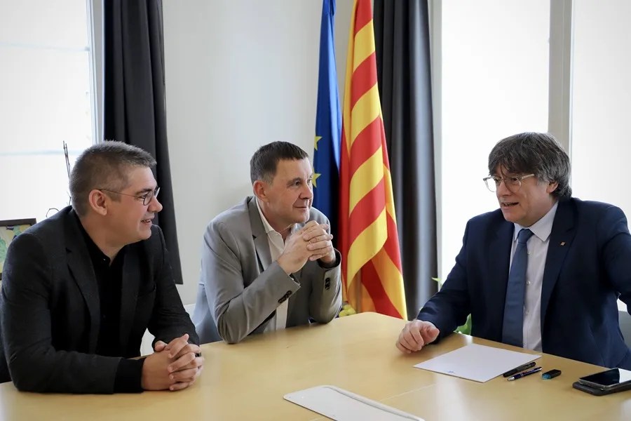 El expresident catalán Carles Puigdemont (d), en Waterloo (Bélgica) con el líder de EH Bildu, Arnaldo Otegi (c), y el Secretario de Relaciones de EH Bildu, Gorka Elejabarrieta (i).