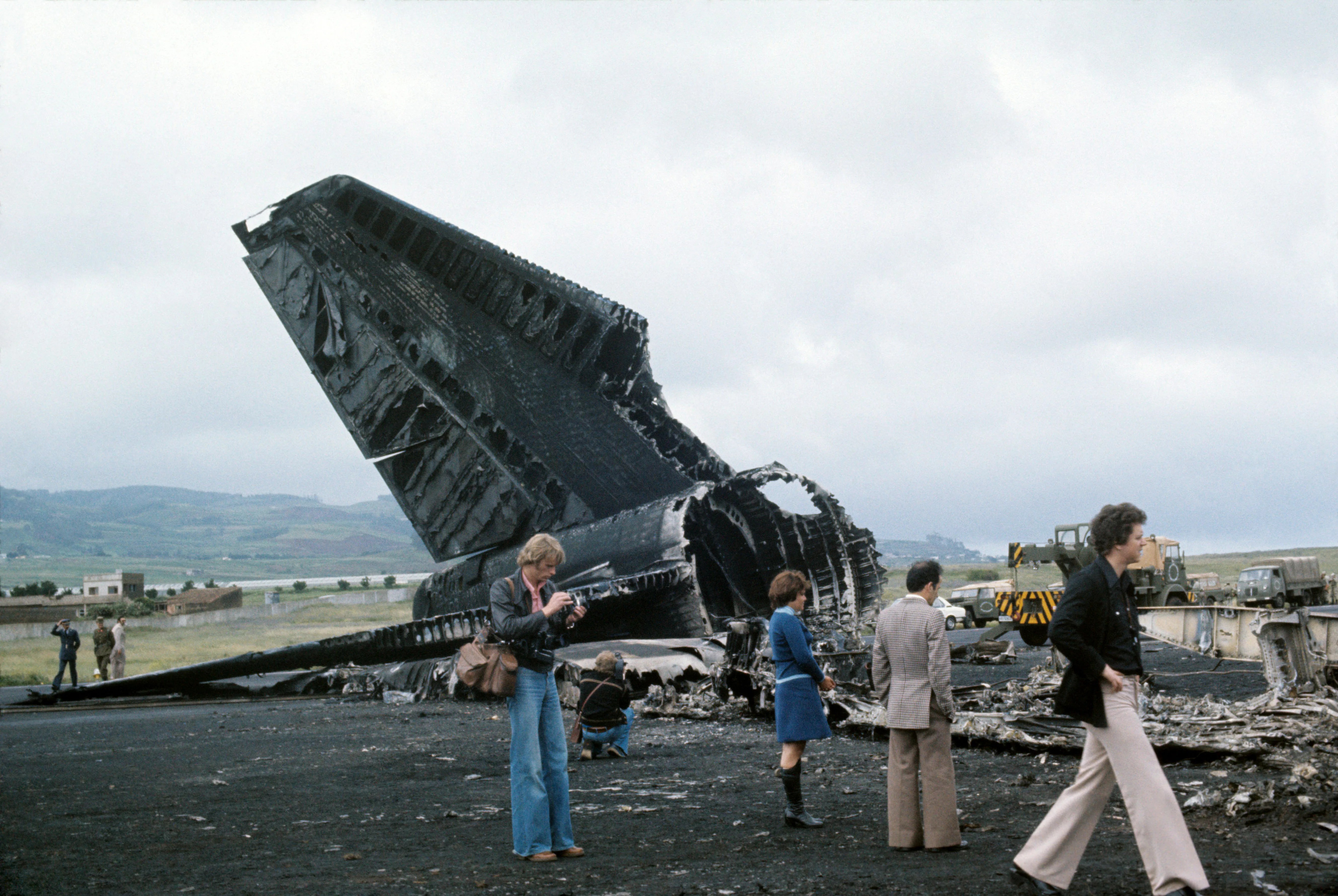 Foto tomada el 27 de marzo de 1977: Restos calcinados de los dos aviones Jumbo de KLM y Pan-American, que colisionaron en el aeropuerto de Los Rodeos. EFE