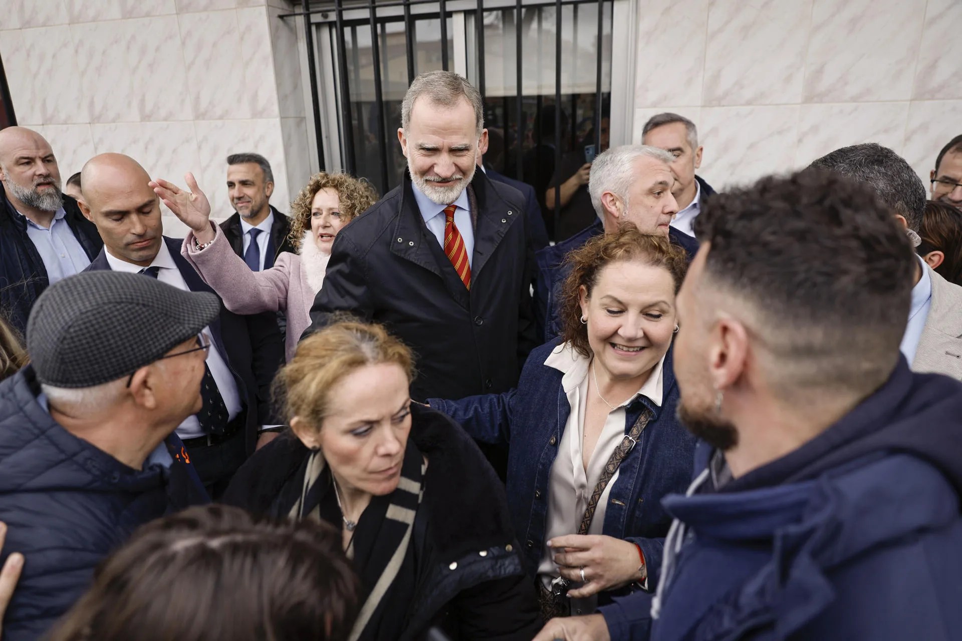 VALENCIA, 19/03/2025.- El rey Felipe VI (c) se ha desplazado este miércoles a la localidad valenciana de Torrent, una de las damnificadas por la riada del pasado mes de octubre, para visitar varios monumentos falleros que arderán esta noche de San José y, posteriormente, tiene previsto asistir a una corrida de los toros en València. EFE/ Kai Forsterling
