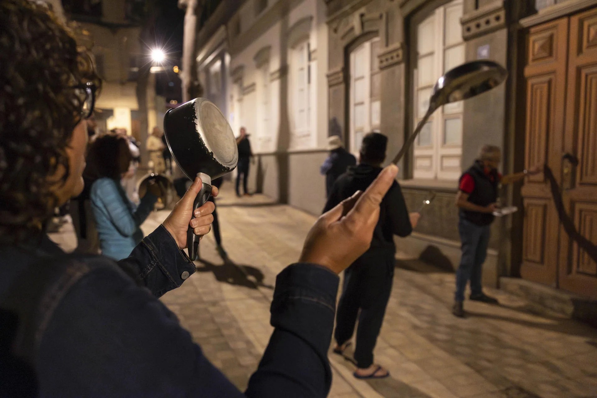 SANTA CRUZ DE TENERIFE.- Imagen de archivo de un grupo de vecinos del barrio de El Toscal, en Santa Cruz de Tenerife, durante una cacerolada para protestar contra la okupación de una vivienda. EFE / Miguel Barreto