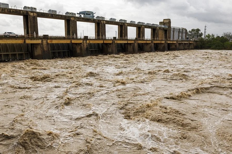 Presa situada en el cauce del río Guadalquivir en la localidad sevillana de Cantillana